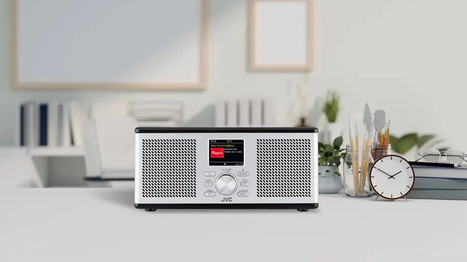 Radiopřijímač JVC RA-E775B-DAB v pokoji