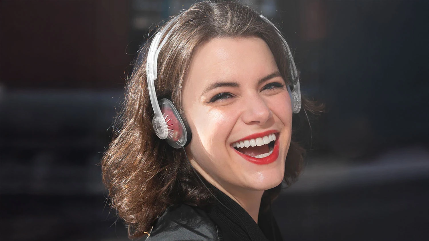 Žena m&aacute; na hlave sl&uacute;chadl&aacute; Koss KPH30i Clear