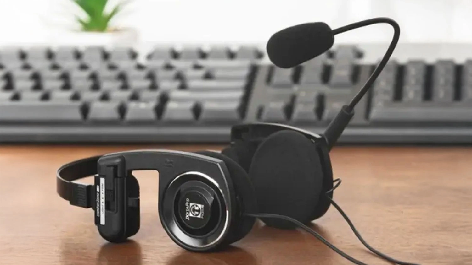 Slúchadlá Koss Porta Pro Comm Headset na stole vedľa PC