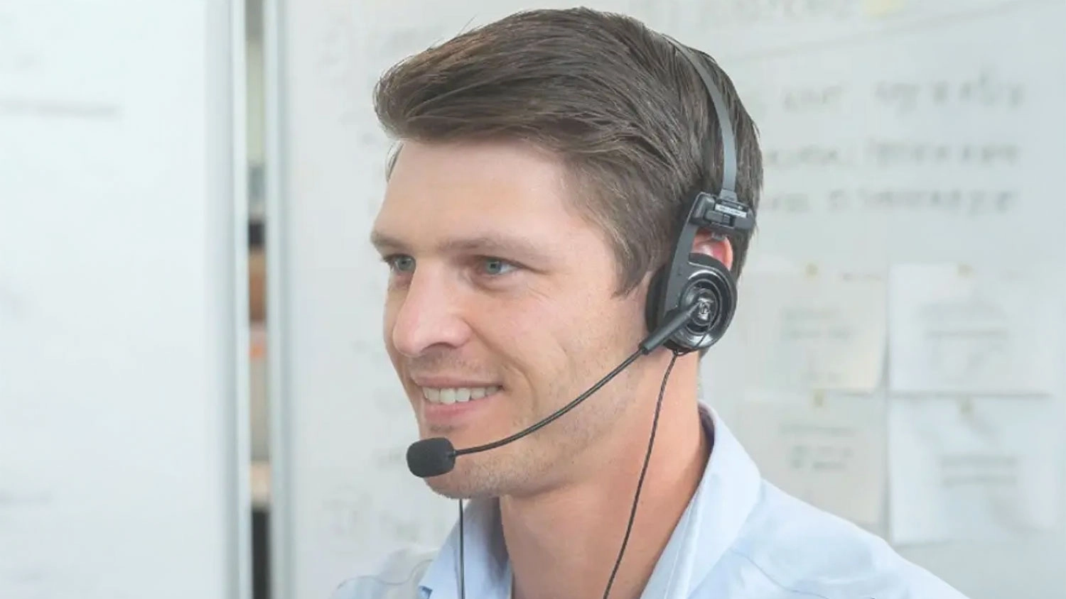 Muž má na hlave slúchadlá Koss Porta Pro Comm Headset