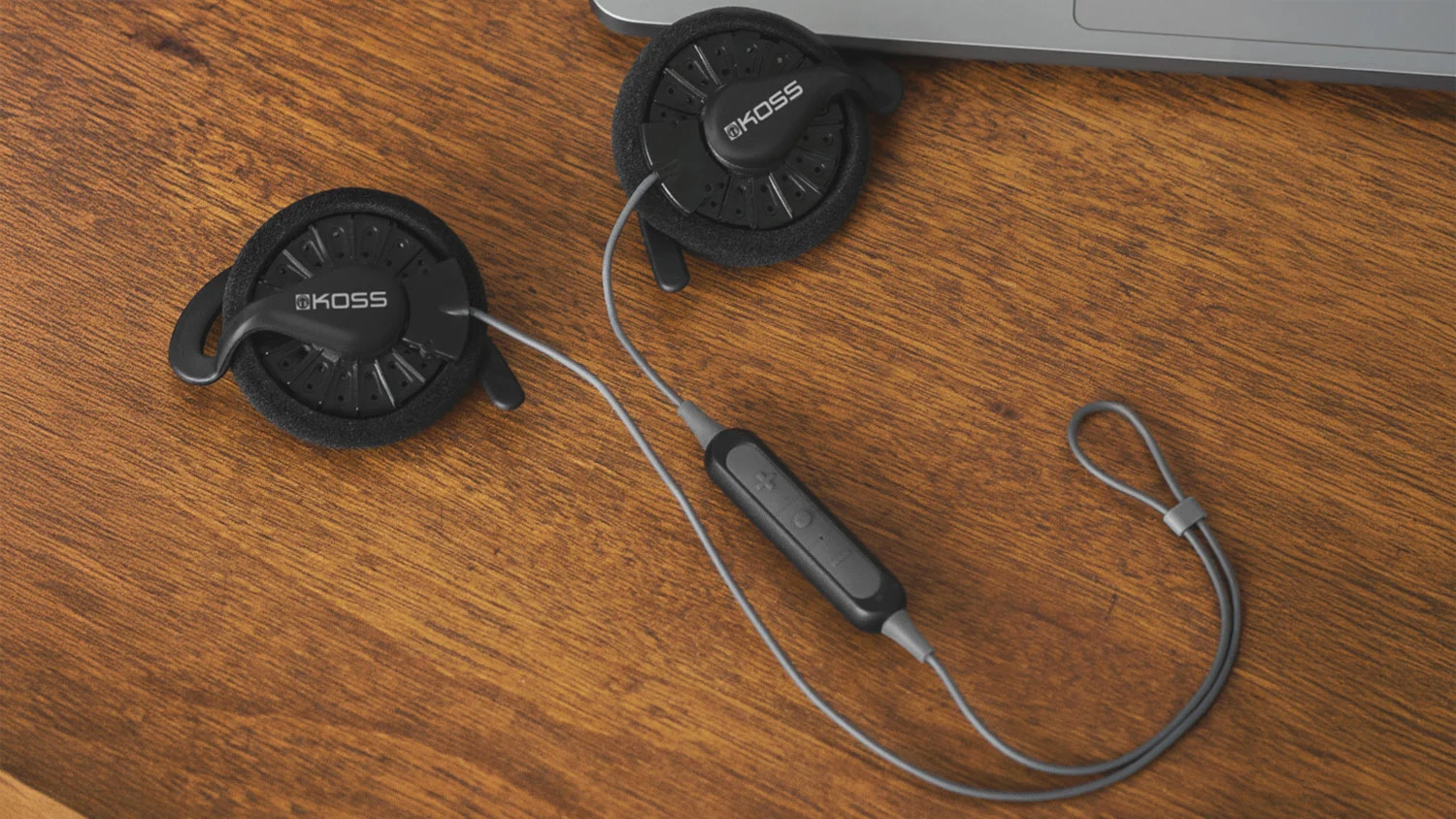 Slúchadlá Koss KSC35 Wireless na stole vedľa PC