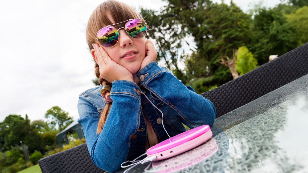 Holčička s CD přehrávačem Lenco 011PK_02