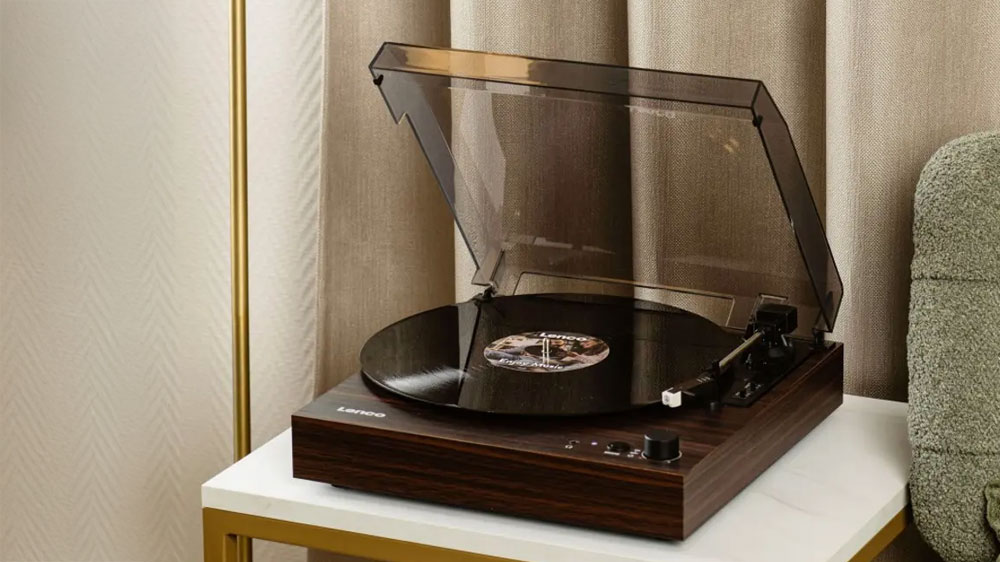 Gramofon Lenco LS-15WD položený na stole_02