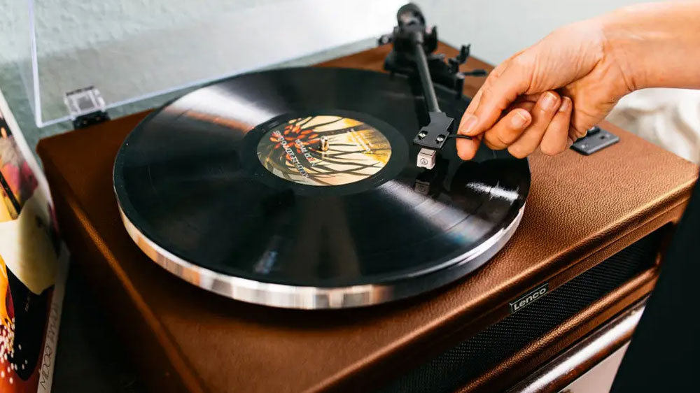 Muž p&uacute;&scaron;ťa vinylov&uacute; platňu na gramof&oacute;ne Lenco LS-430BN s BT_03