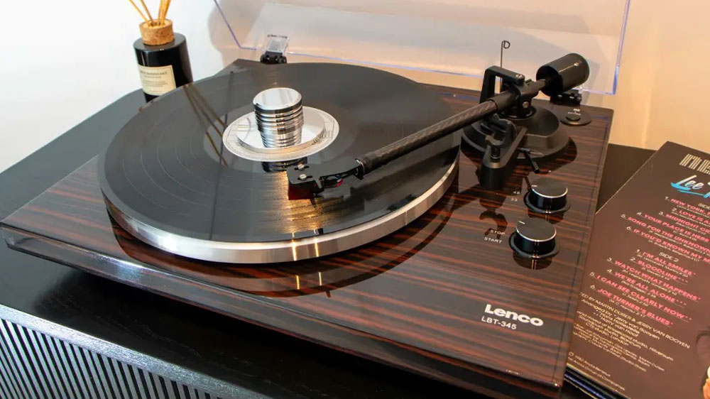 Gramofon Lenco LBT-345WA na skříni_02