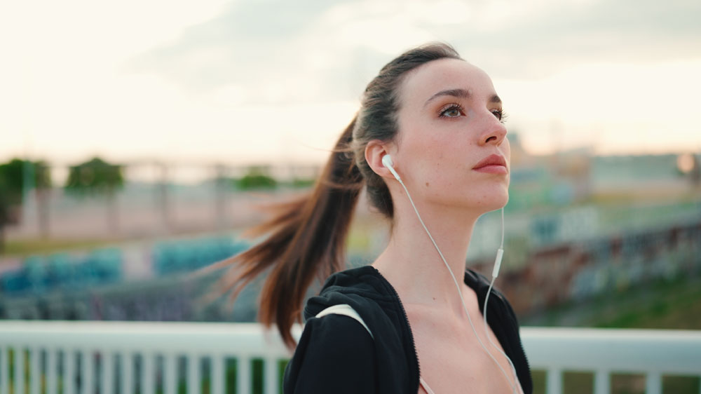 Žena se sluchátky v uších_02