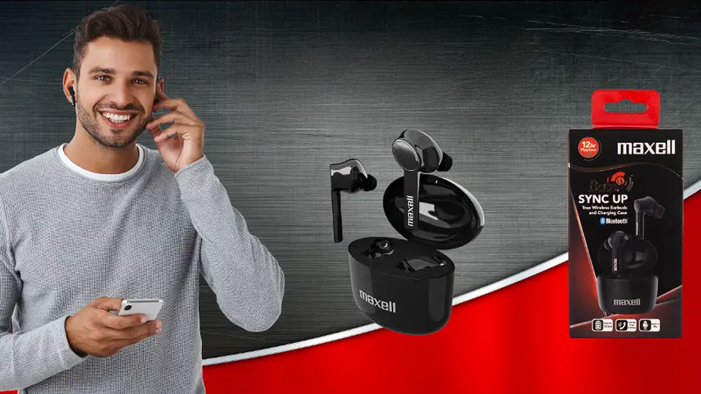 Muž si dává do uší lúchadlá Maxell Bass13 Sync UP Black_03