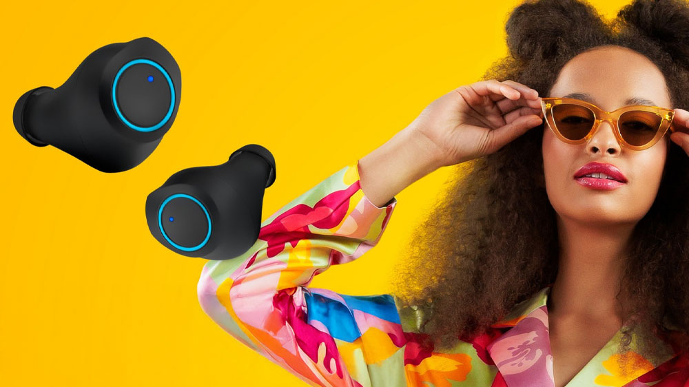 Tančící žena a sluchátka Niceboy HIVE Drops 3 Black_02