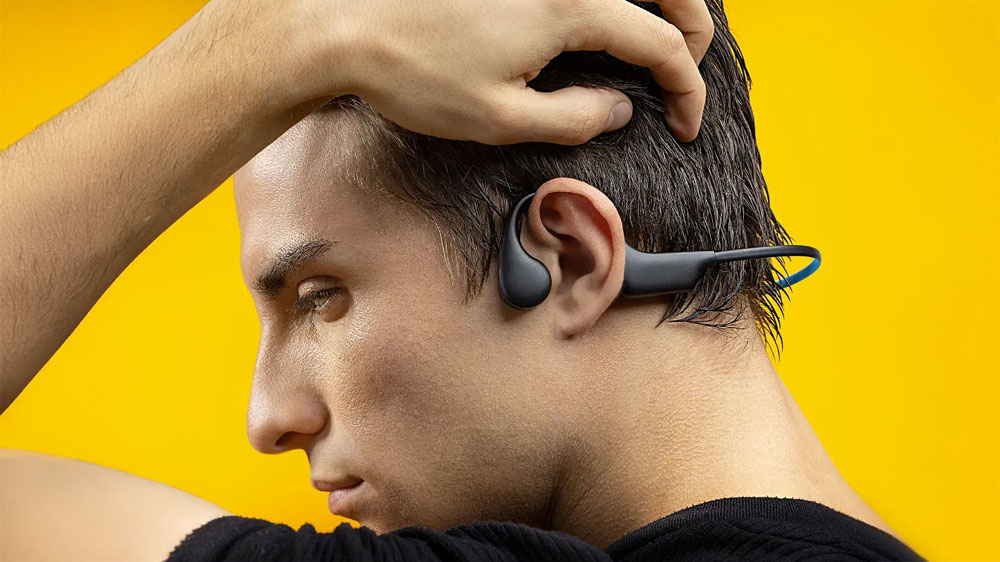 Muž s nasazenýmí sluchátky Niceboy HIVE Bones 3_02