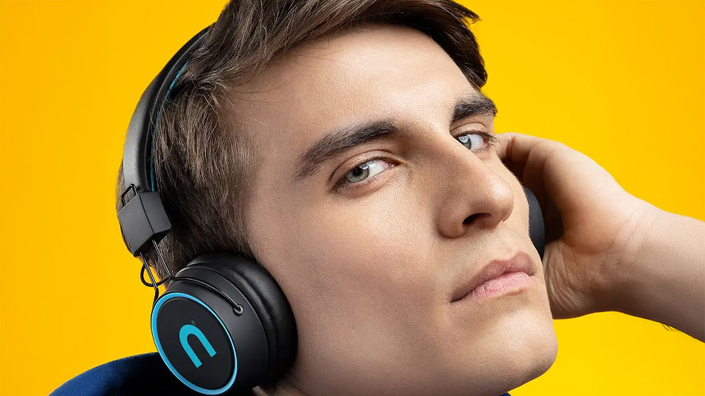 Muž má na hlavě sluchátka Niceboy HIVE Joy 3_02