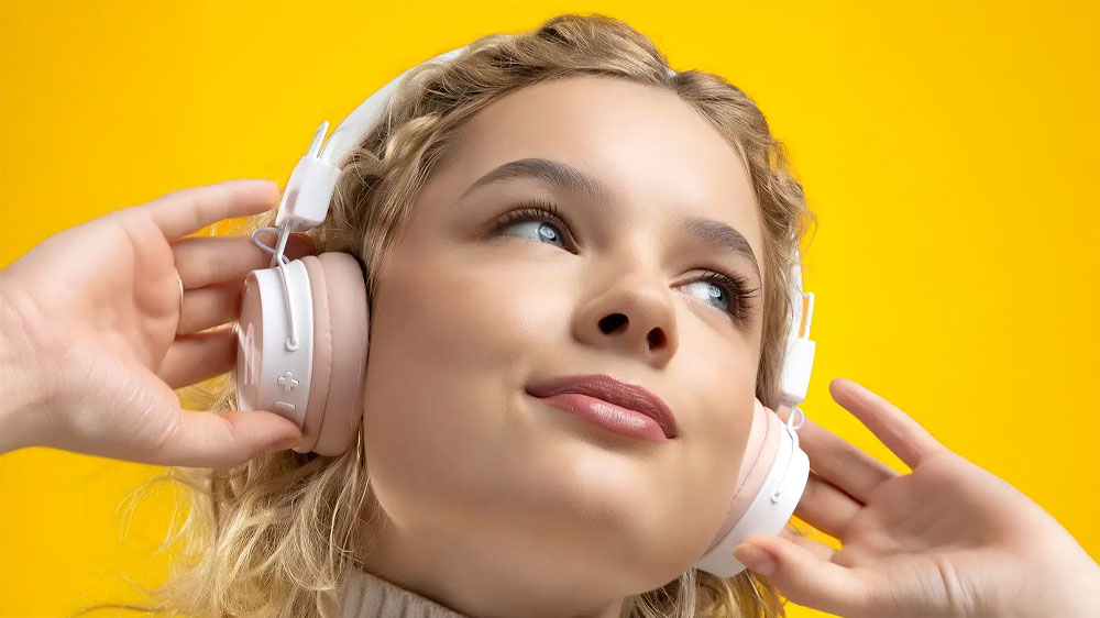 Žena má na hlavě sluchátka Niceboy HIVE Joy 3 Sakura_02