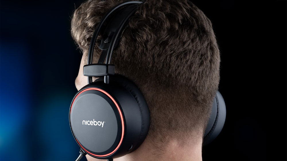 Muž se sluchátky Niceboy Oryx X220 Iris na uších_03