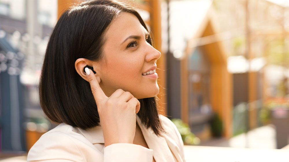 Žena se sluchátky v uchu_02