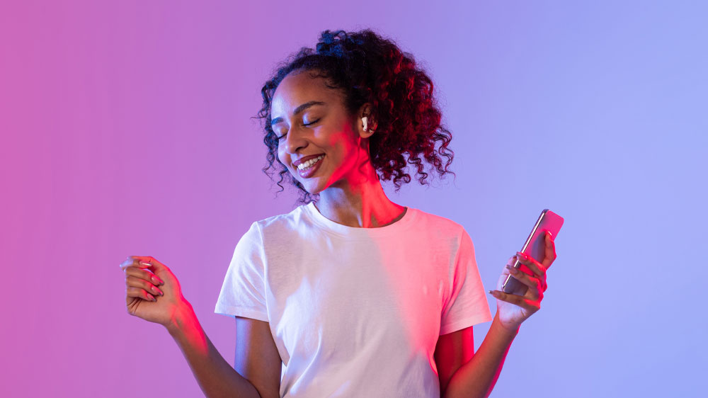 Žena se sluchátky v uchu_02