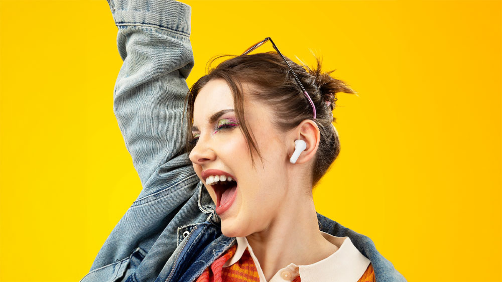 Žena užívajúca si hudbu_02