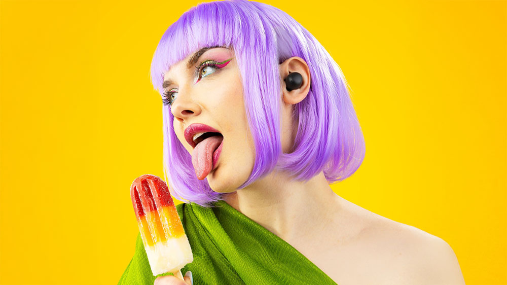 Dievča s nanukom a so slúchadlami v ušiach_03