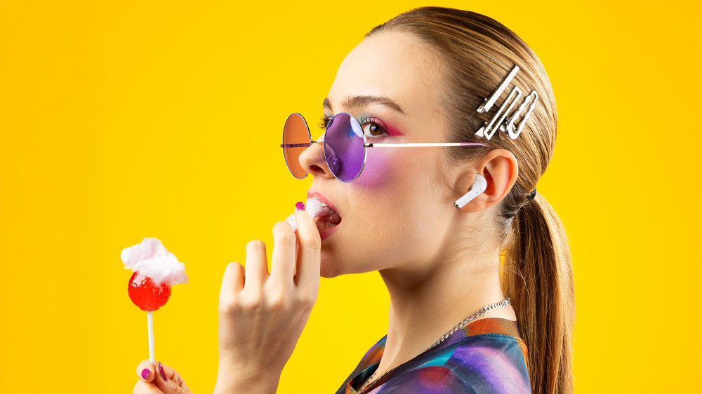 Dievča s lízatkom a slúchadlami v ušiach_03