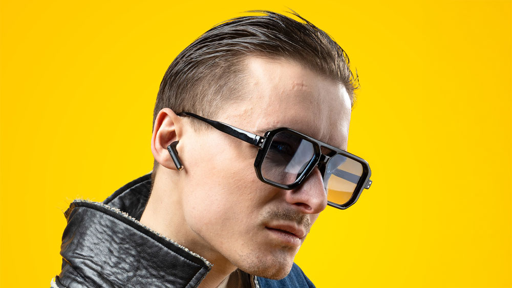 Muž so slúchadlami Niceboy Beans 4 POP čierna v ušiach_03