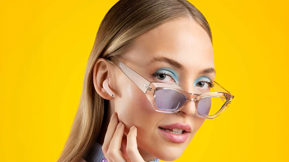 Dievča so slúchadlami Niceboy Beans 4 POP růžová v ušiach_02