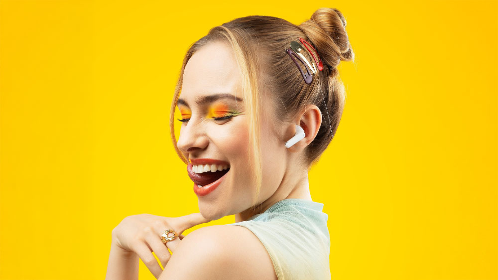 Šťastné dievča so slúchadlami Niceboy Beans 4 POP biela v ušiach_03