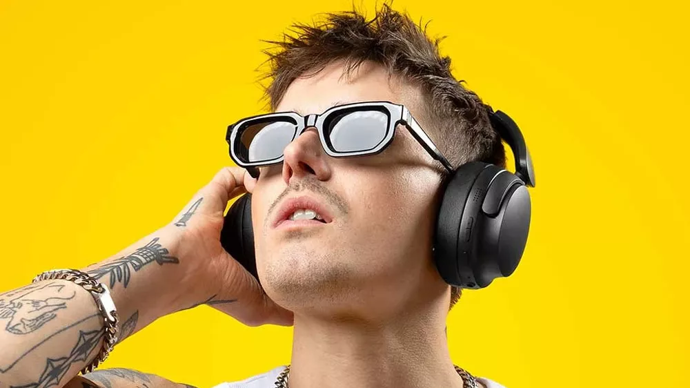 Muž poč&uacute;va hudbu so sl&uacute;chadlami Niceboy Stellar_02