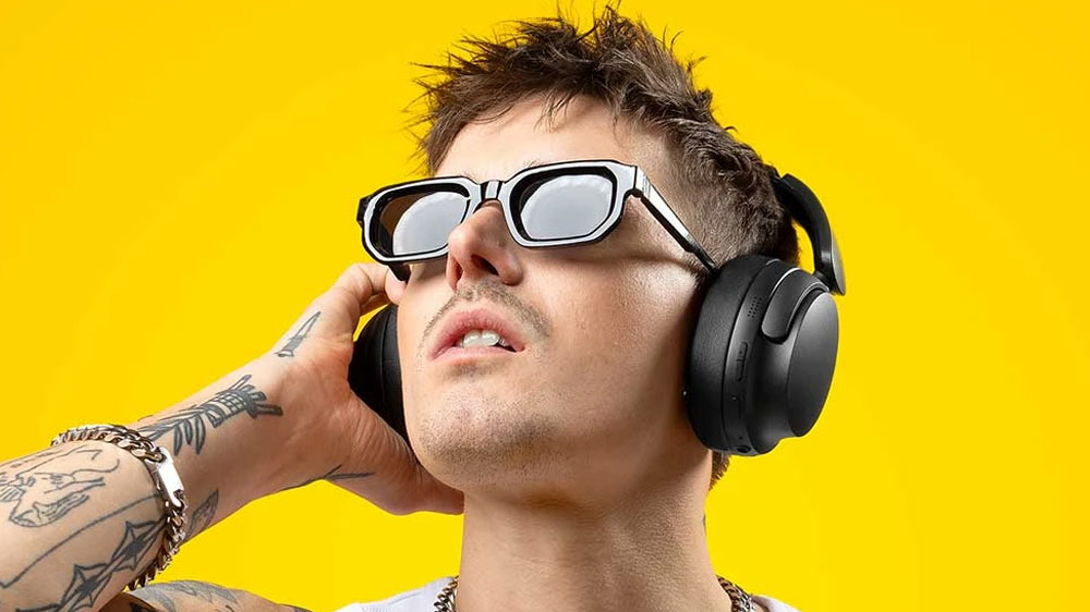 Muž počúva hudbu so slúchadlami Niceboy Stellar_02