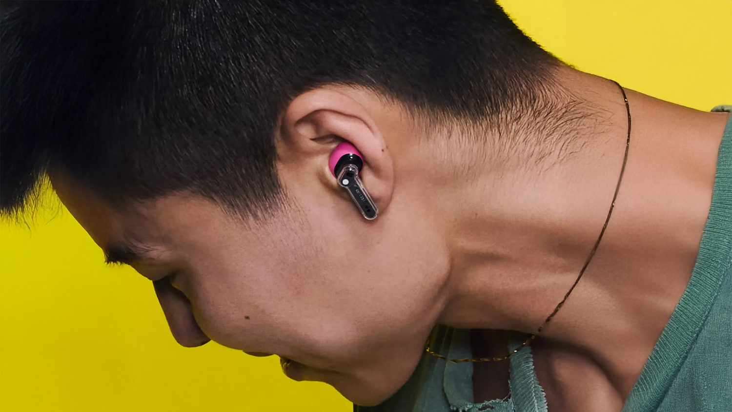Muž se sluchátkem Nothing Ear v uchu