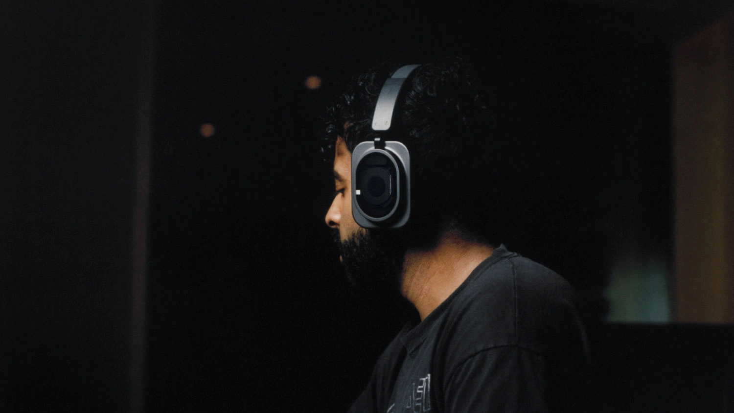 Člověk se sluch&aacute;tky Nothing Headphone (1) Pro Black