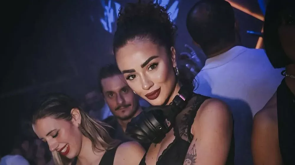 Dýdžejka na party s bezdrôtovými DJ slúchadlami OneOdio Studio Max 1 okolo krku_03