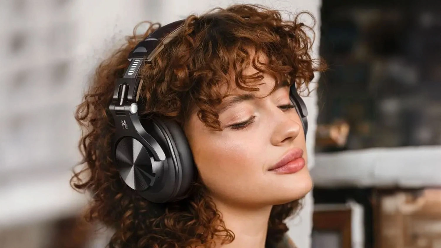 Žena so slúchadlami OneOdio Fusion A70