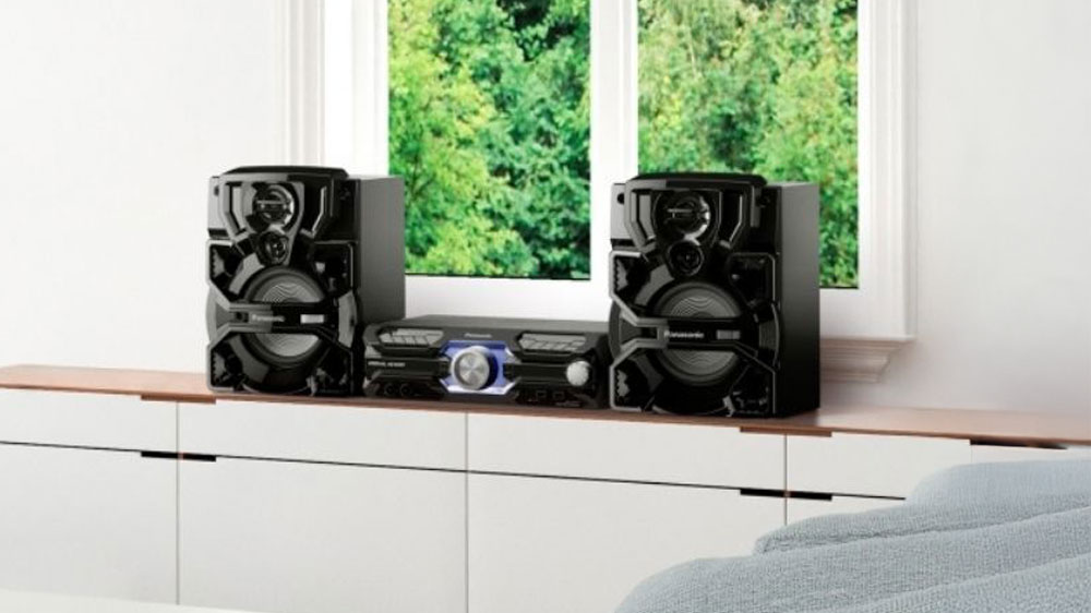 Audio syst&eacute;m Panasonic SC-AKX710E-K s elegantn&iacute;m designem a v&scaron;estrann&yacute;mi možnostmi připojen&iacute; v modern&iacute;m interi&eacute;ru_03