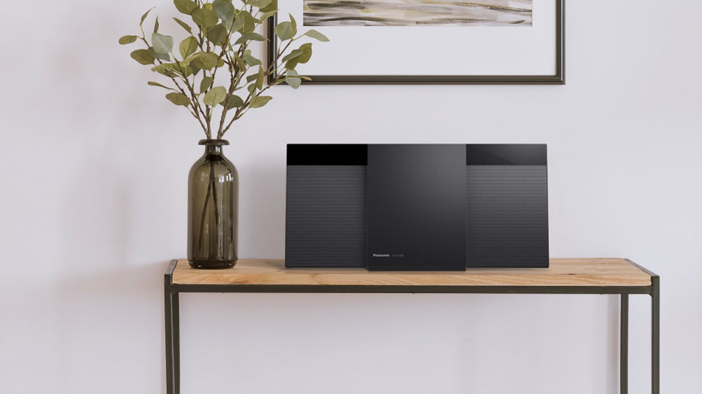 Mikro Hi-Fi systém Panasonic SC-HC300EG-W umístěný v obývacím pokoji_02