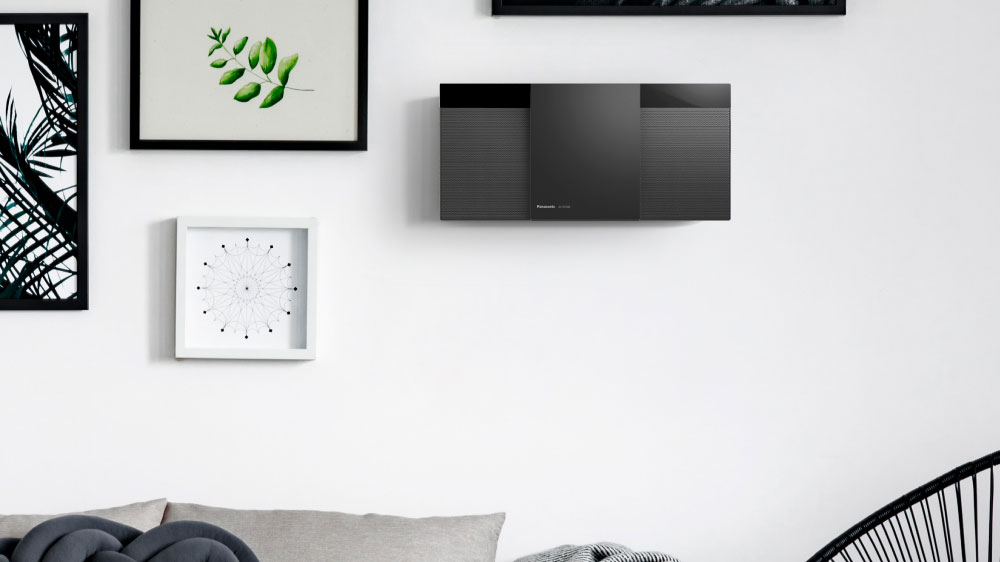 Mikro Hi-Fi systém Panasonic SC-HC300EG-W umístěný na stěně_03