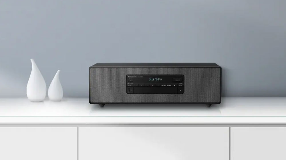 Kompaktní prémiový stereo systém Panasonic SC-DM502E-W v obývacím pokoji_03