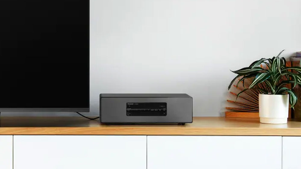 Kompaktní prémiový stereo systém Panasonic SC-DM502E-W na televizním stolku_04