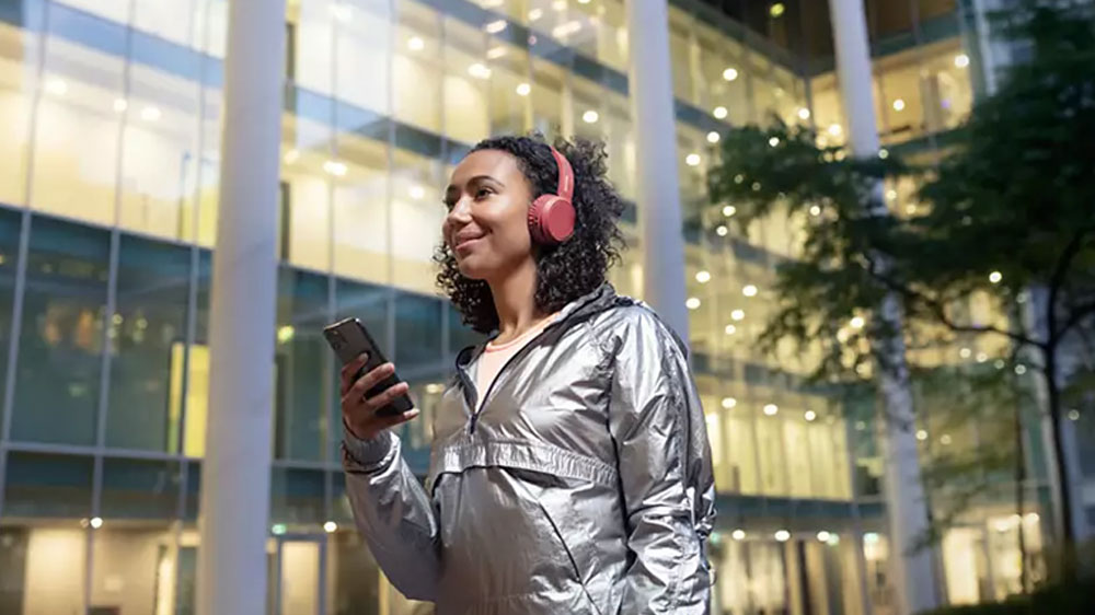 Žena se sluch&aacute;tky Philips TAH4205RD/00_02