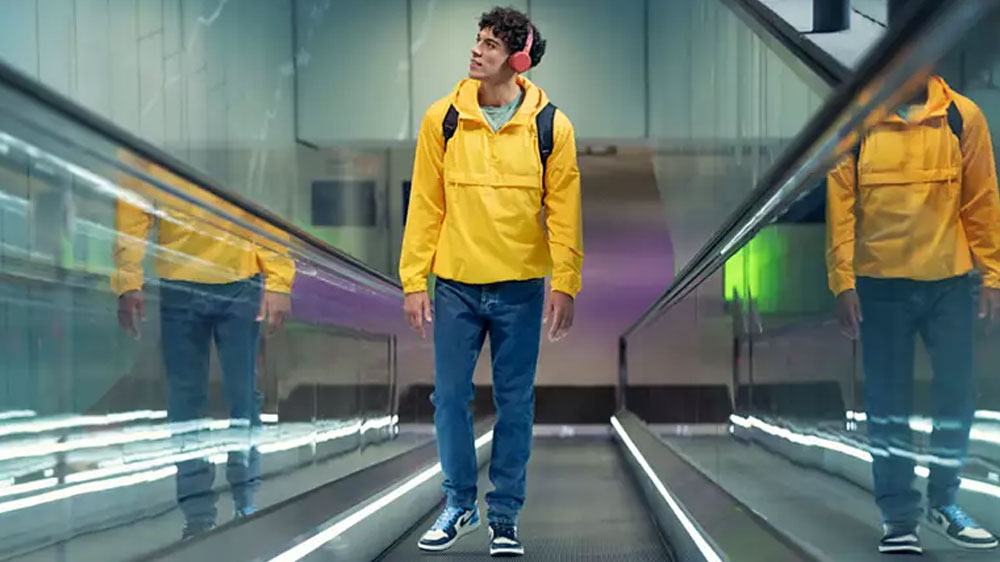 Muž se sluch&aacute;tky Philips TAH4205RD/00_03