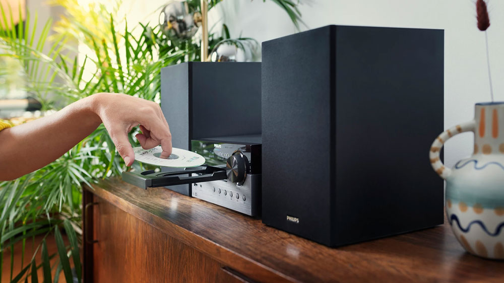 Ruka vkládající do mikrosystému Philips TAM4505/12 CD_03