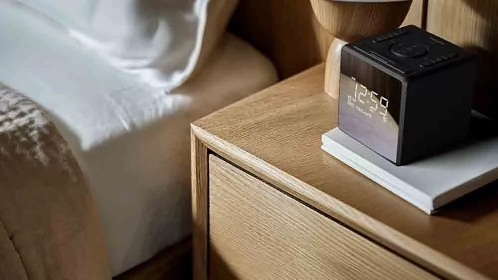 Rádiobudík Philips TAR4600/10 v noci stolíku_02