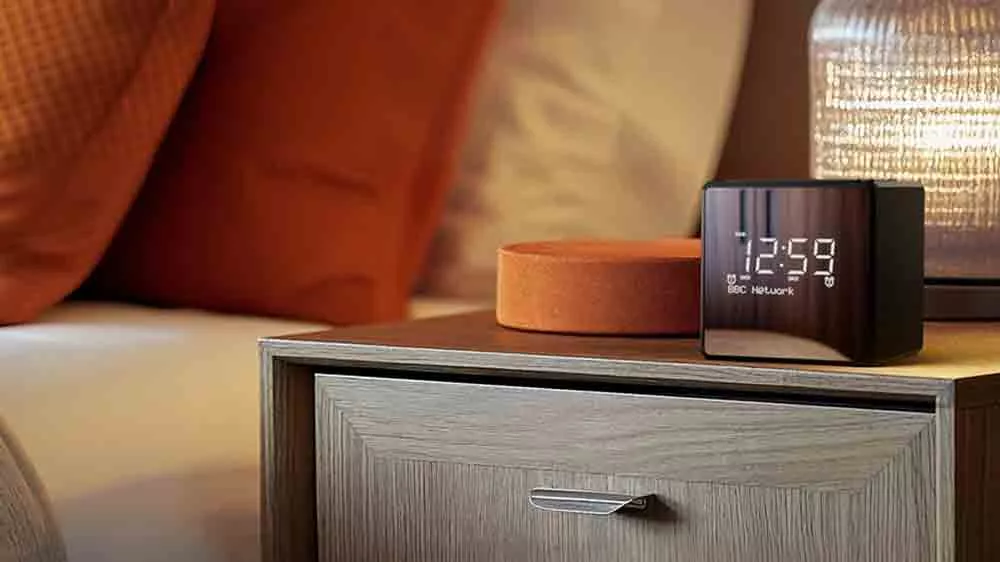 Rádiobudík Philips TAR4600/10 na nočnom stolíku vedľa oranžového misky_04