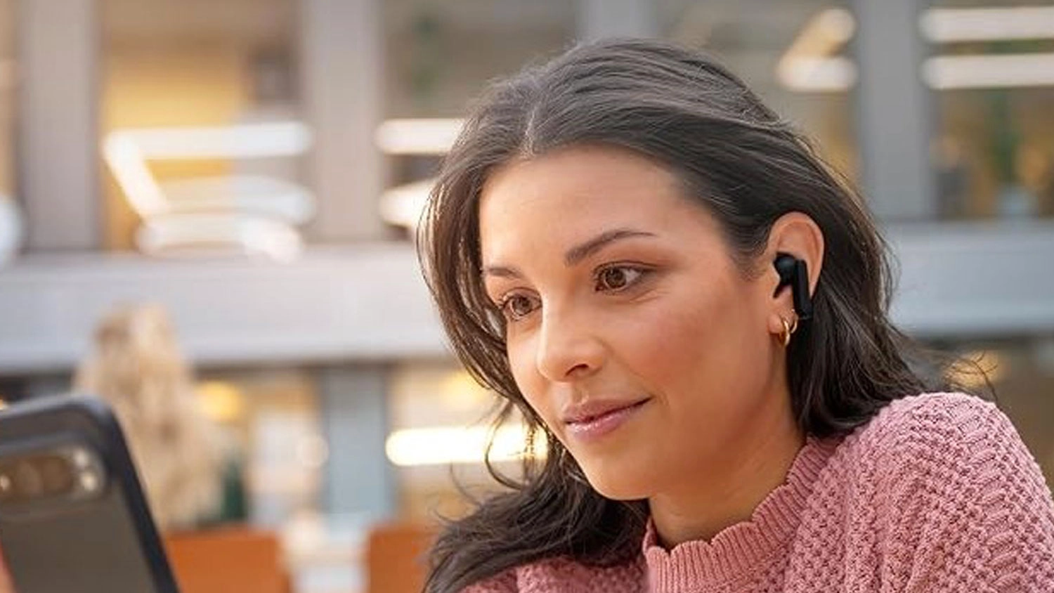 Žena so slúchadlami Philips v ušiach