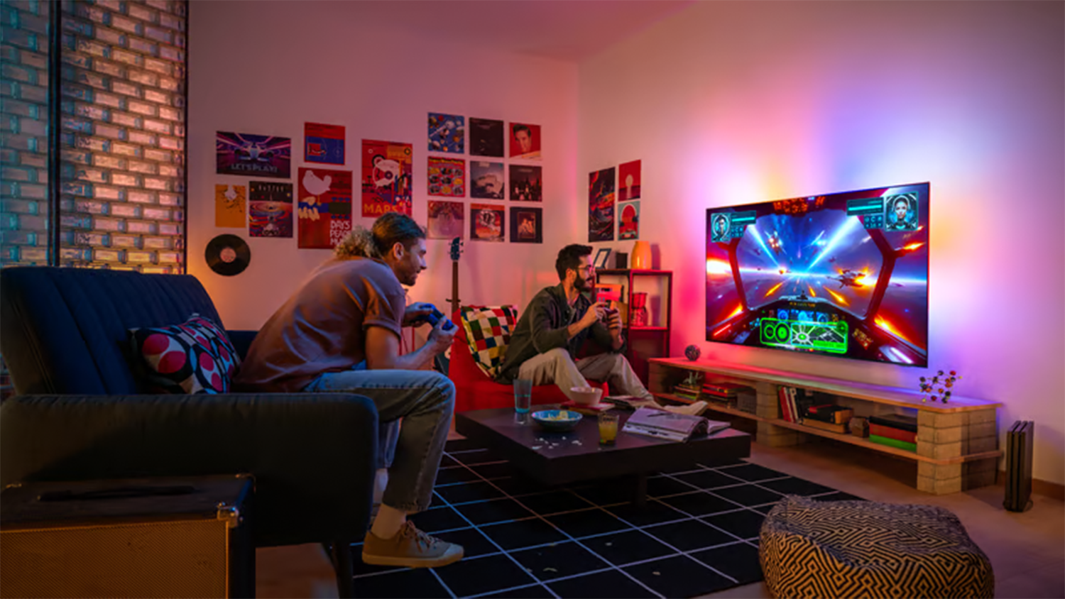 Lid&eacute; hraj&iacute; hru na televizi Philips