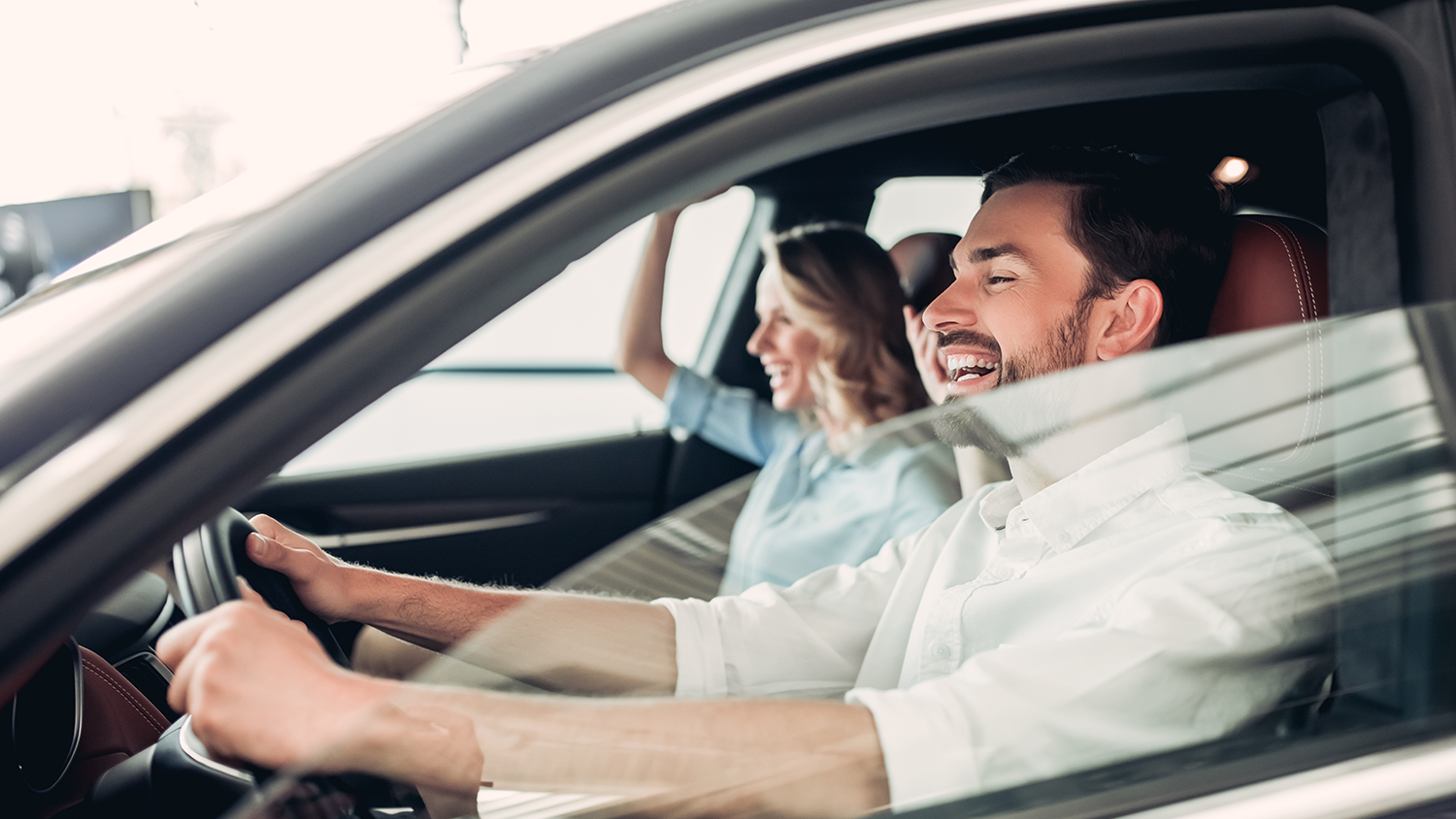Ľudia si spievaj&uacute; počas jazdy v aute Side View Portrait Caucasian Couple Driving Stock fotografie 1134481457 | Shutterstock