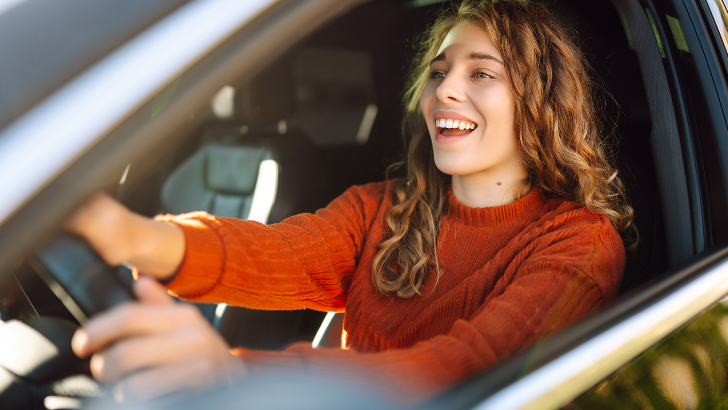 Usměvavá žena v autě Young Smiling Woman Driving Car Drives Stock fotografie 2399015021 | Shutterstock