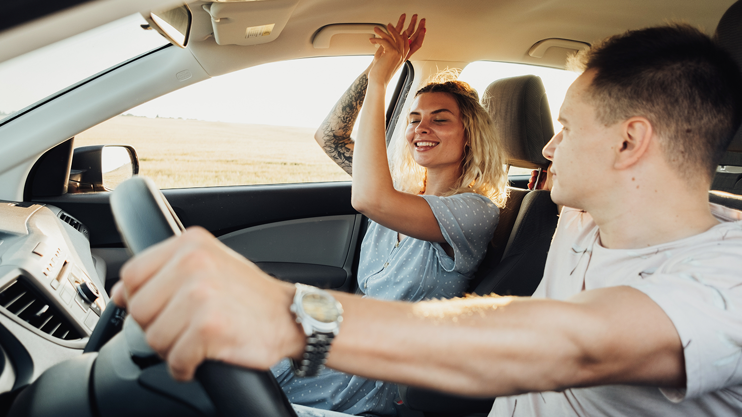 Ľudia si spievajú v aute Happy Couple Enjoying Road Trip Young Stock fotografie 2212774439 | Shutterstock