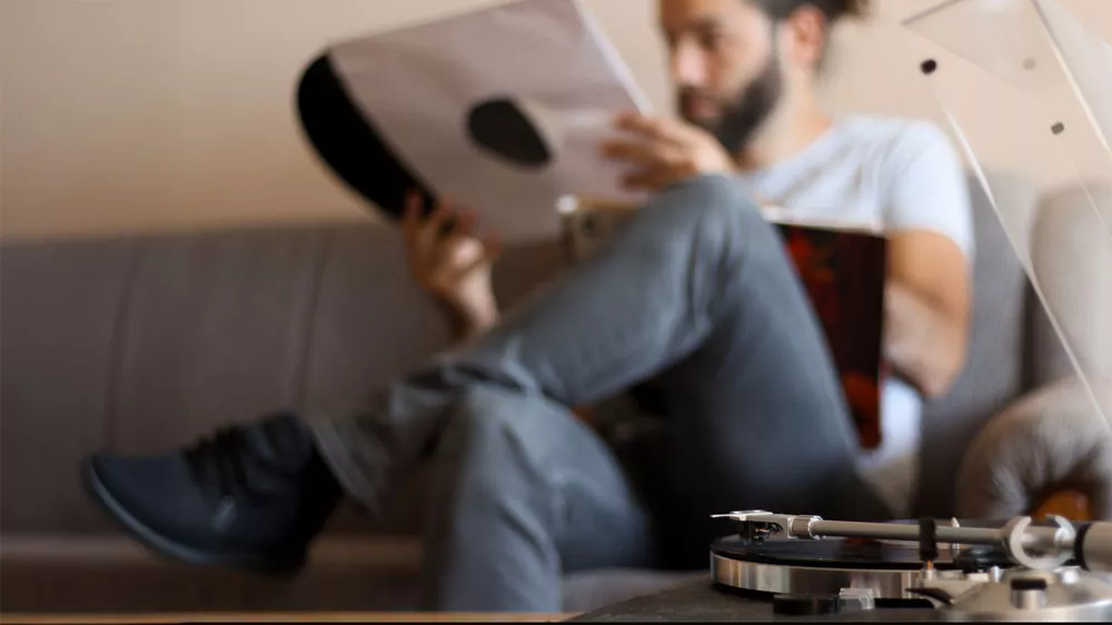 Muž na pohovke drží vinylovú platňu_02