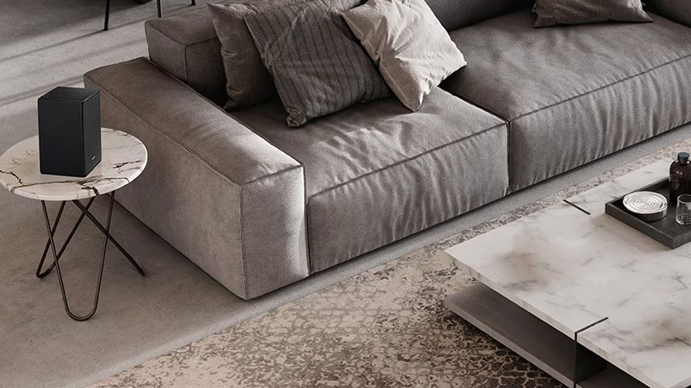 Reproduktor Samsung SWA-9500S um&iacute;stěn&yacute; v ob&yacute;vac&iacute;m pokoji_03