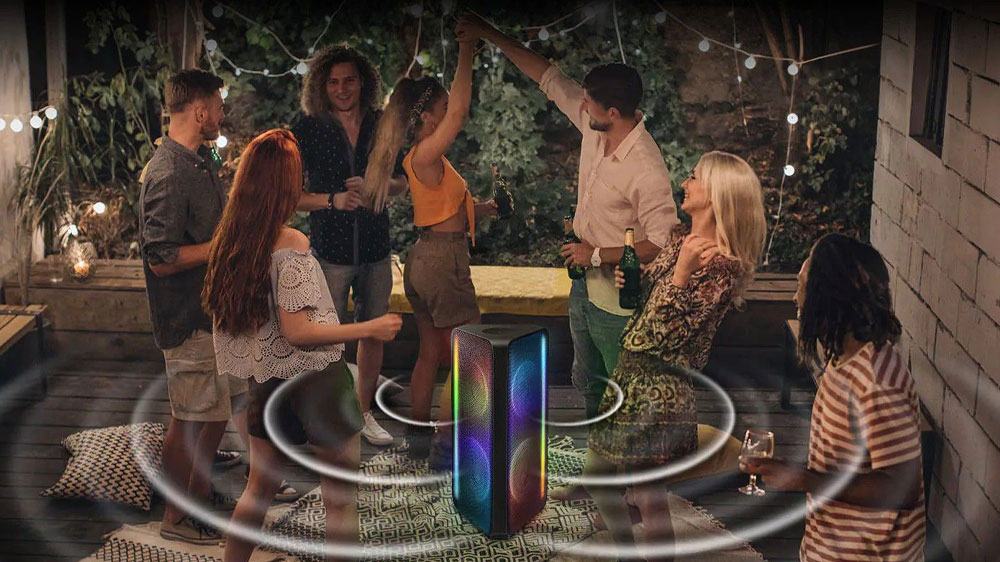 Lidé tančící na párty_03