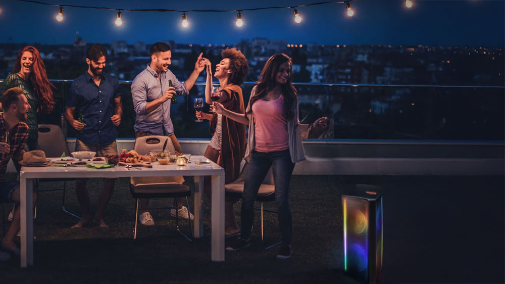 Lidé na párty na terase_02