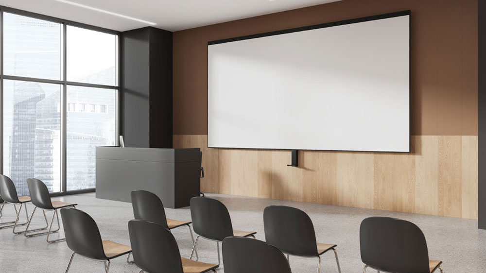 Projekční plátno na zdi v zasedací místnosti_03